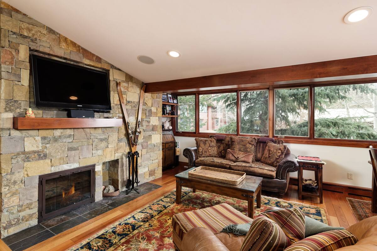 Luxury Condo, 3 Bedrooms, Jetted Tub (5) | Living area | 42-inch flat-screen TV with cable channels