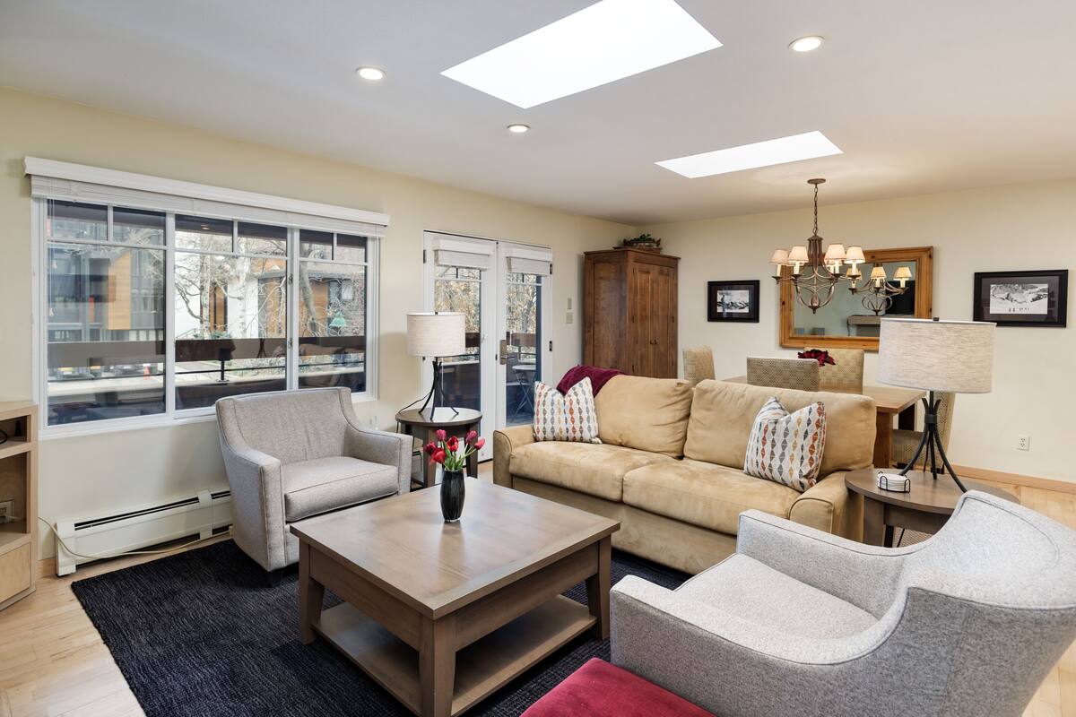 Deluxe Condo, 1 Bedroom, Fireplace (303) | Living area | 42-inch flat-screen TV with cable channels