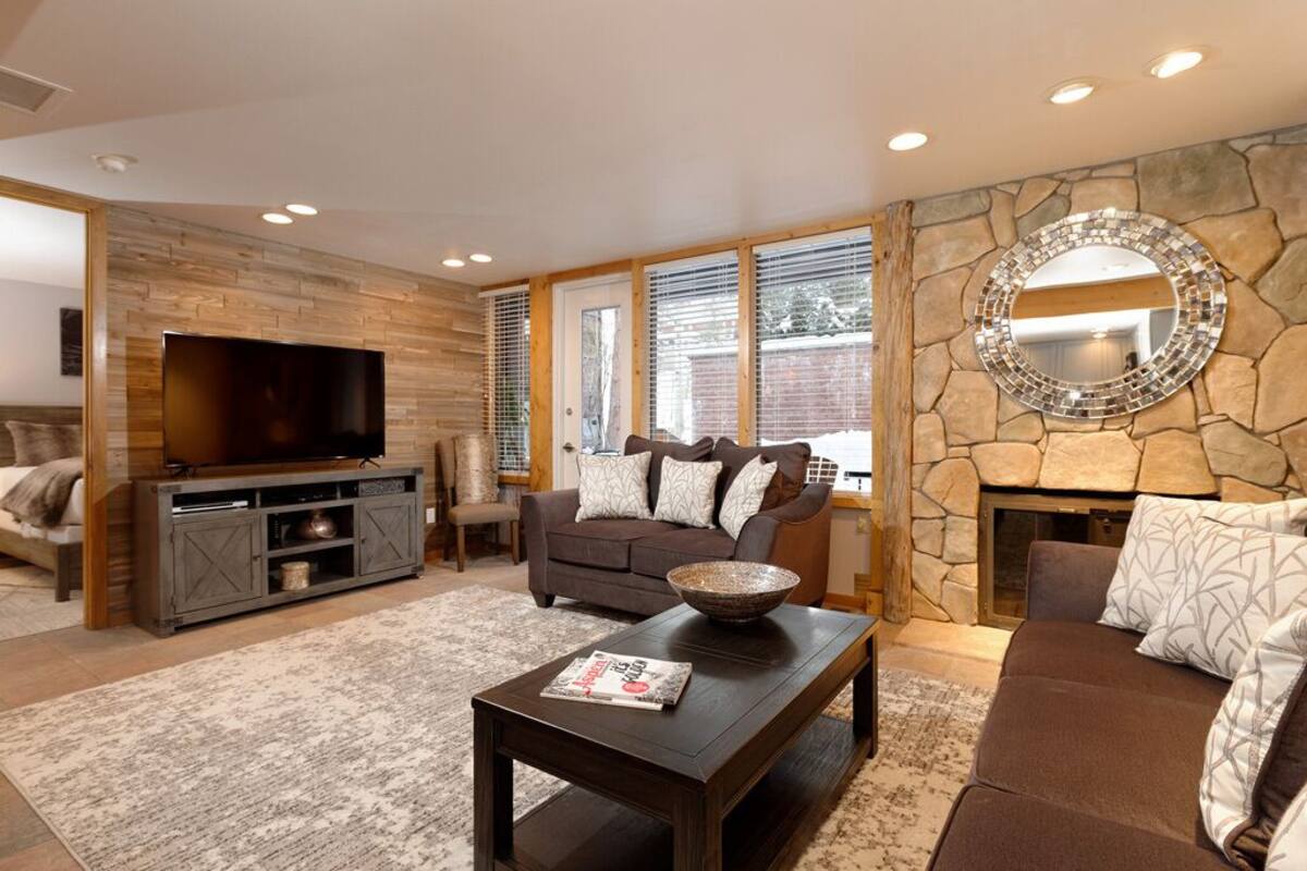 Deluxe Condo, 3 Bedrooms (9) | Living area