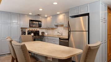 Deluxe Condo, 3 Bedrooms (9) | Private kitchen | Fridge, microwave, oven, stovetop