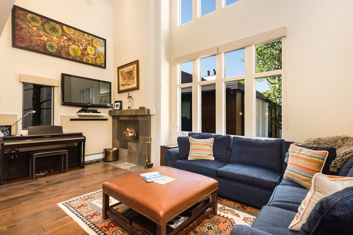 Deluxe Condo, 1 Bedroom (205) | Living area