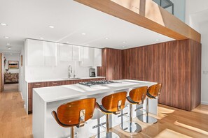 Luxury Condo, 3 Bedrooms, Air conditioning (303) | Private kitchen | Fridge, microwave, oven, stovetop - Fifth Avenue Condominiums by Frias (Aspen)