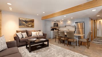 Deluxe Condo, 3 Bedrooms (9) | Living area | TV