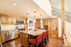Deluxe Condo, 2 Bedrooms (202) | Private kitchen