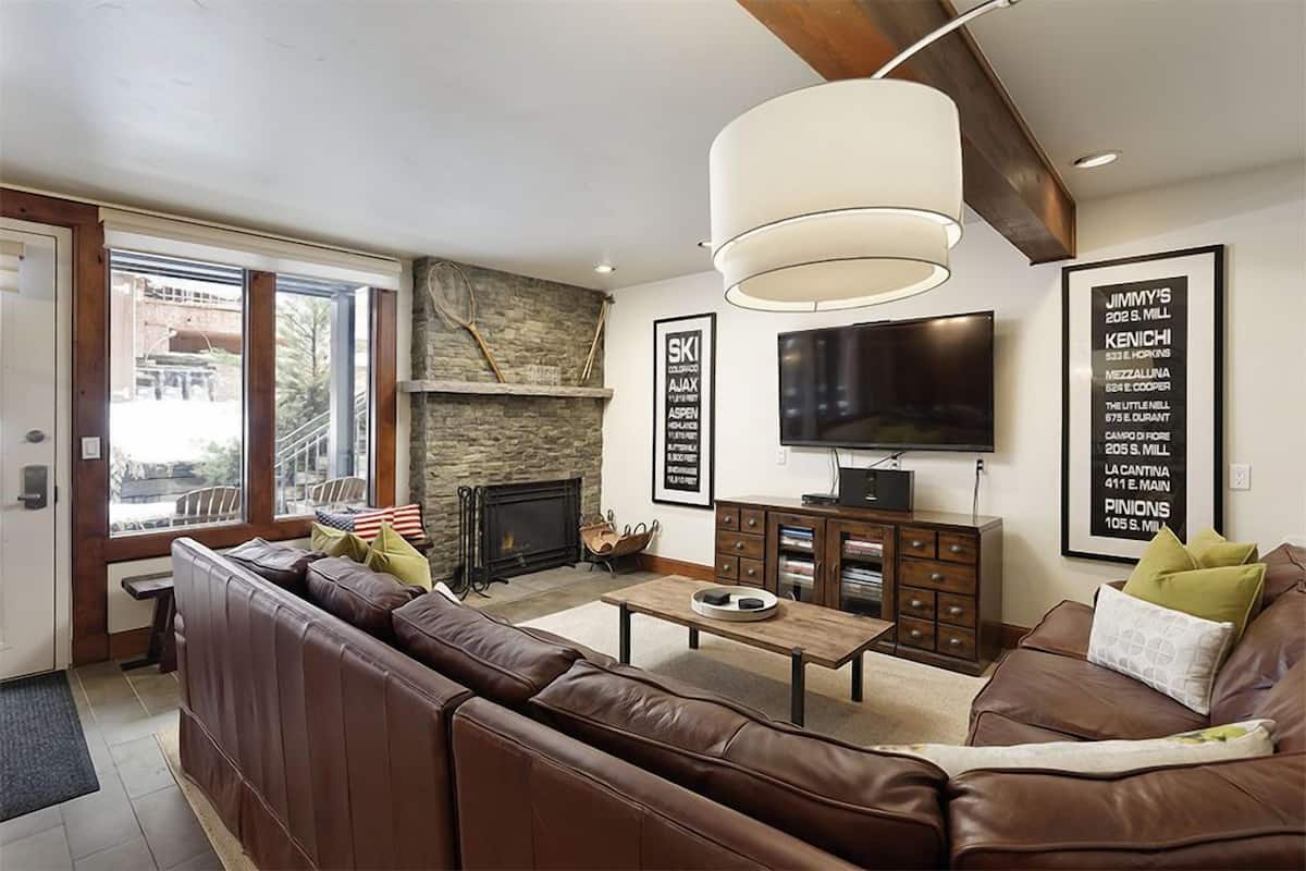 Deluxe Condo, 2 Bedrooms (8) | Living area