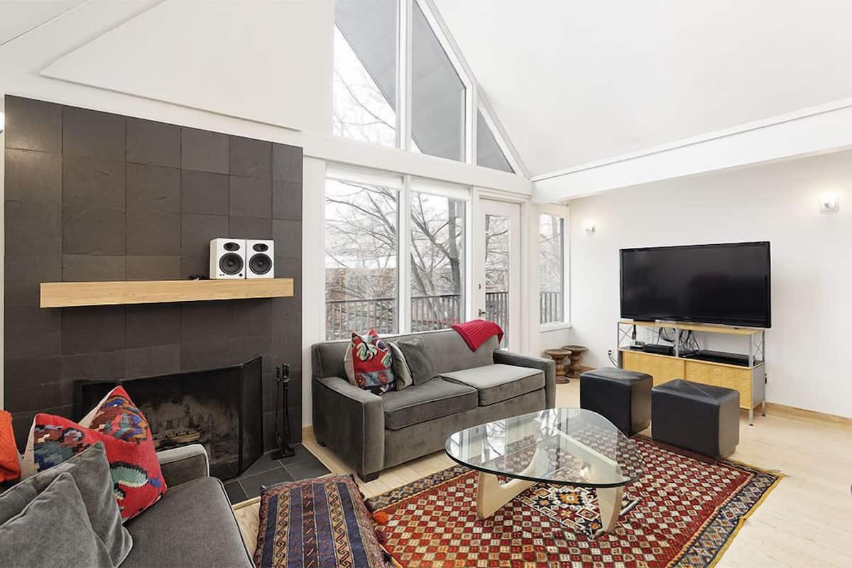 Deluxe Condo, 3 Bedrooms (5) | Living area