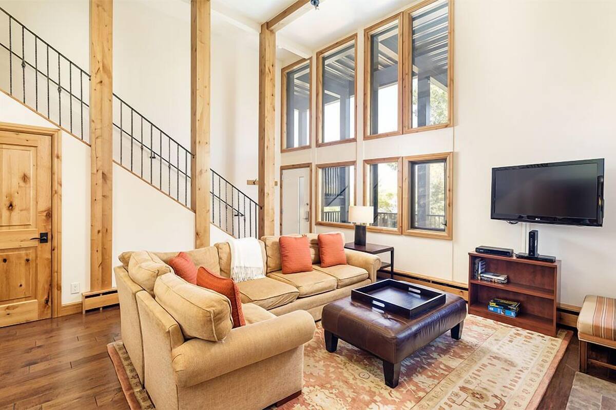 Deluxe Condo, 2 Bedrooms (202) | Living area