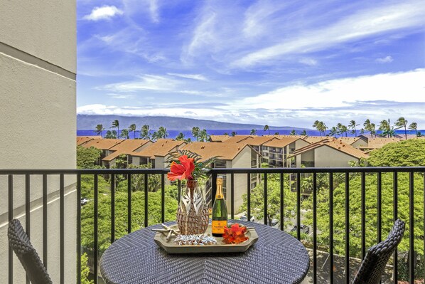 Studio | Outdoor dining - Kaanapali Shores Studio 742 Studio Bedroom Condo by RedAwning (Lahaina)