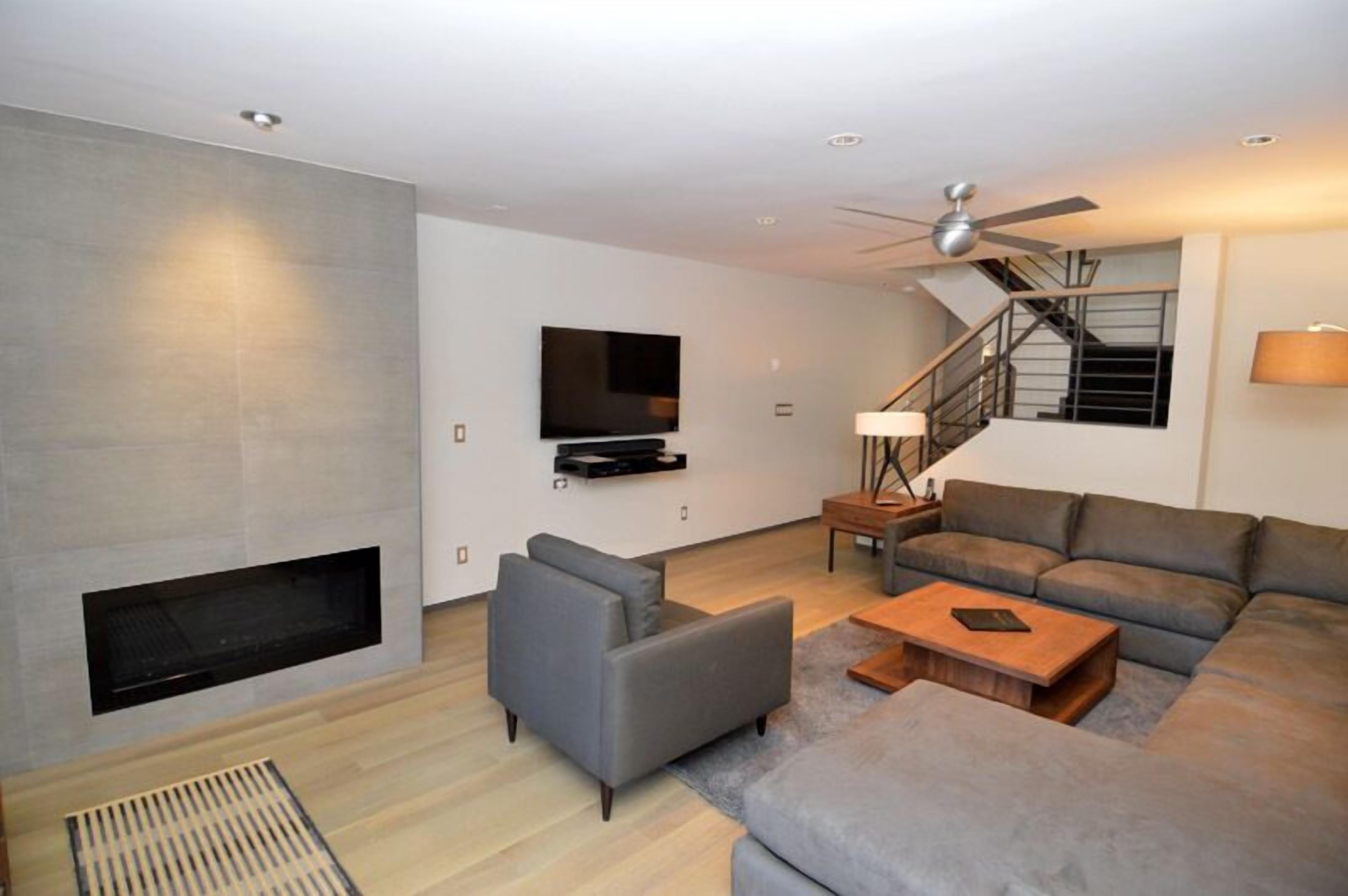 Wohnzimmer | Fernseher, Kamin