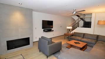 Wohnzimmer | Fernseher, Kamin