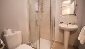 Apartamento, 2 quartos | Banheiro | Chuveiro, produtos de toalete grátis