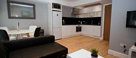 Apartamento (4 adults) | Área de estar | TV de tela plana