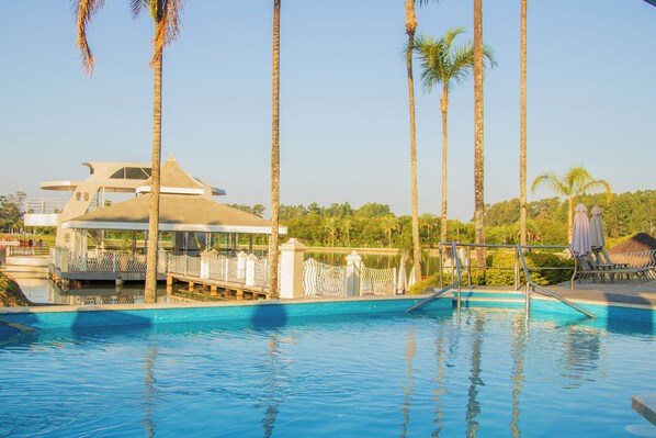 Piscine couverte, piscine extérieure, chaises longues