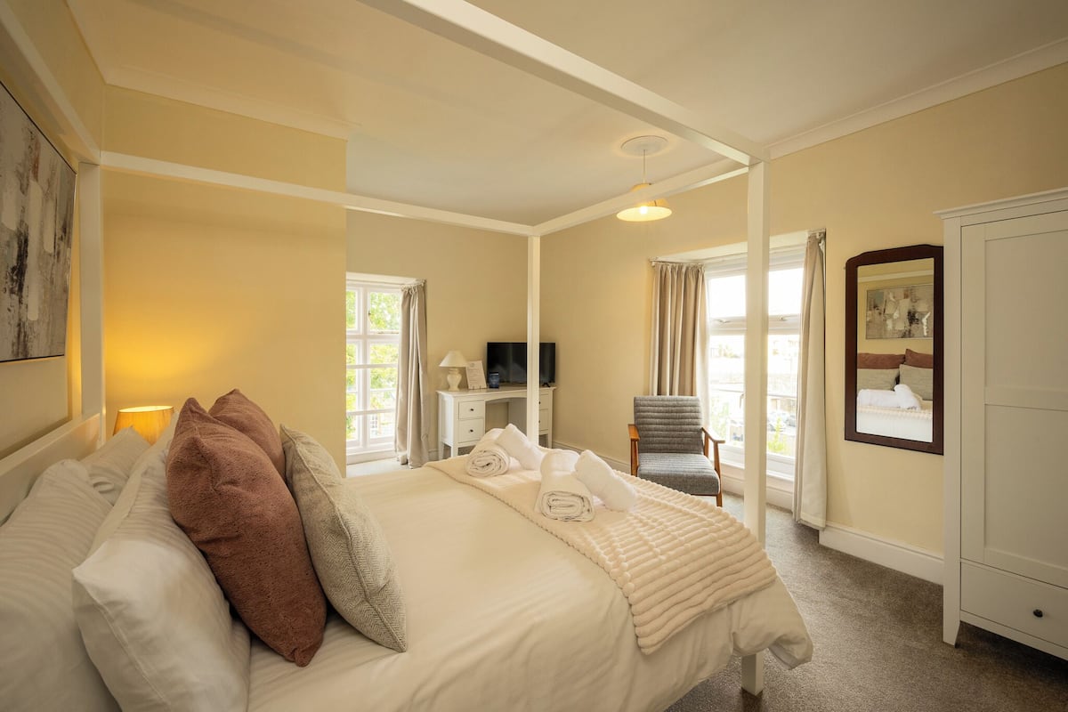 Deluxe Triple Room | Iron/ironing board, free WiFi, bed sheets