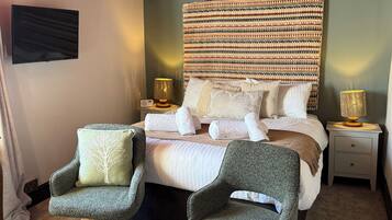 Deluxe Room | Iron/ironing board, free WiFi, bed sheets