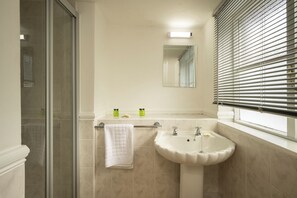 Free toiletries, hair dryer, towels, soap - The Crown Hotel (Lynton)