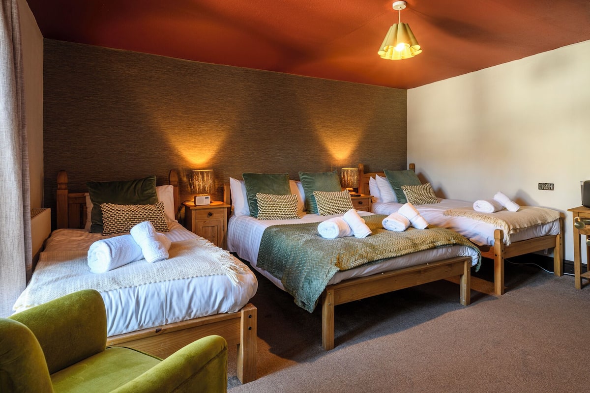 Standard Quadruple Room | Iron/ironing board, free WiFi, bed sheets