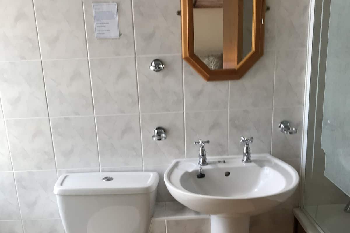 Basic Double Room | Bathroom