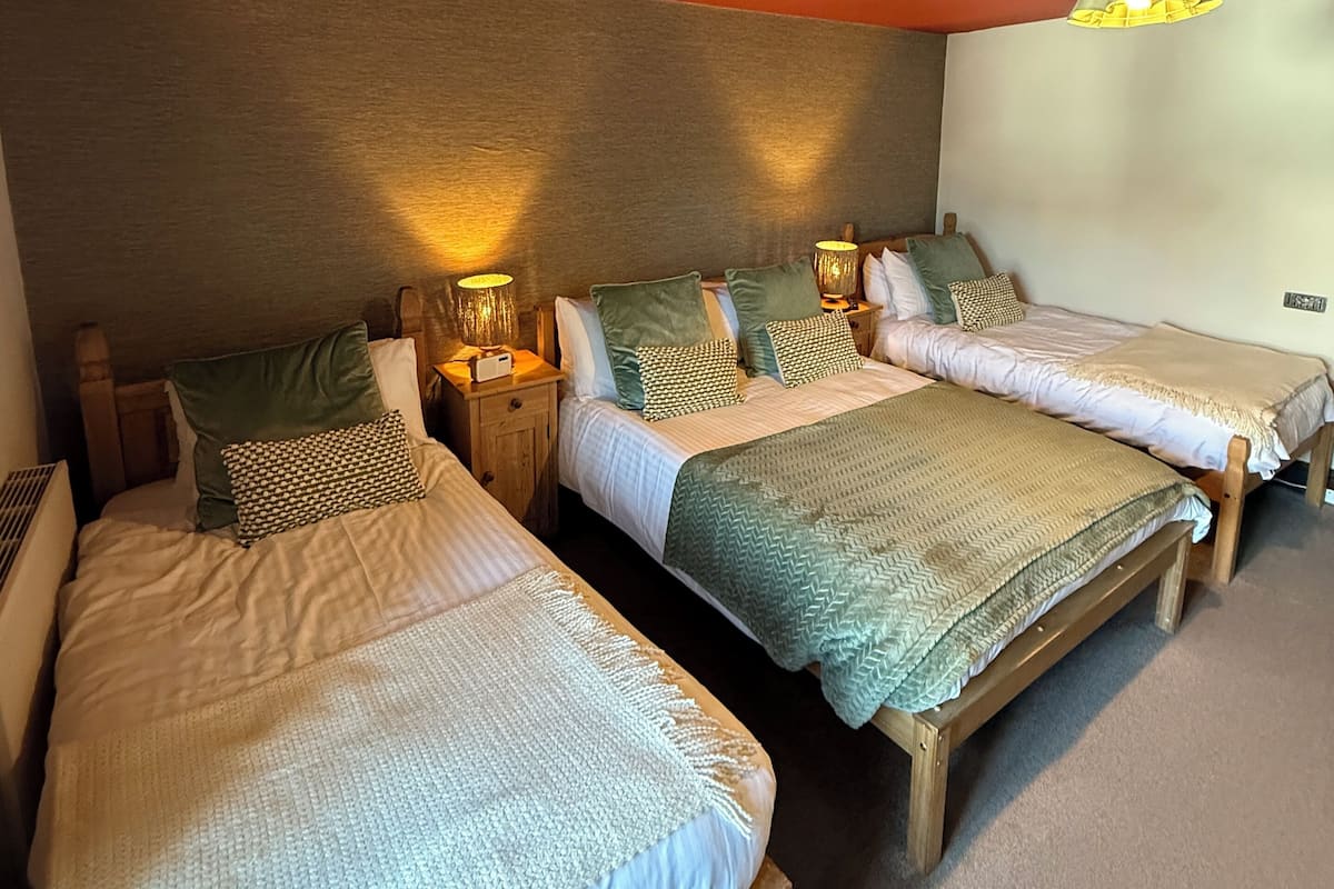 스탠다드 쿼드룸 | 다리미/다리미판, 무료 WiFi, 침대 시트