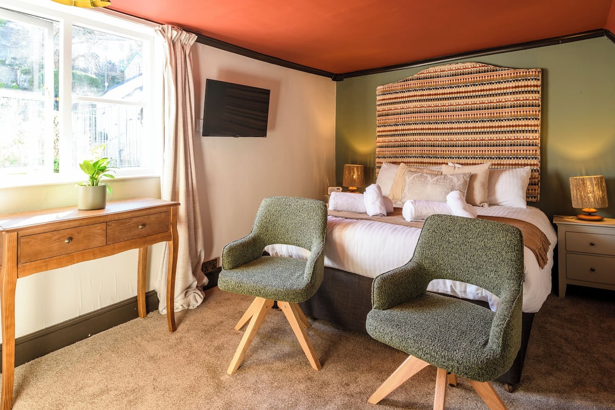 Deluxe Room | Iron/ironing board, free WiFi, bed sheets