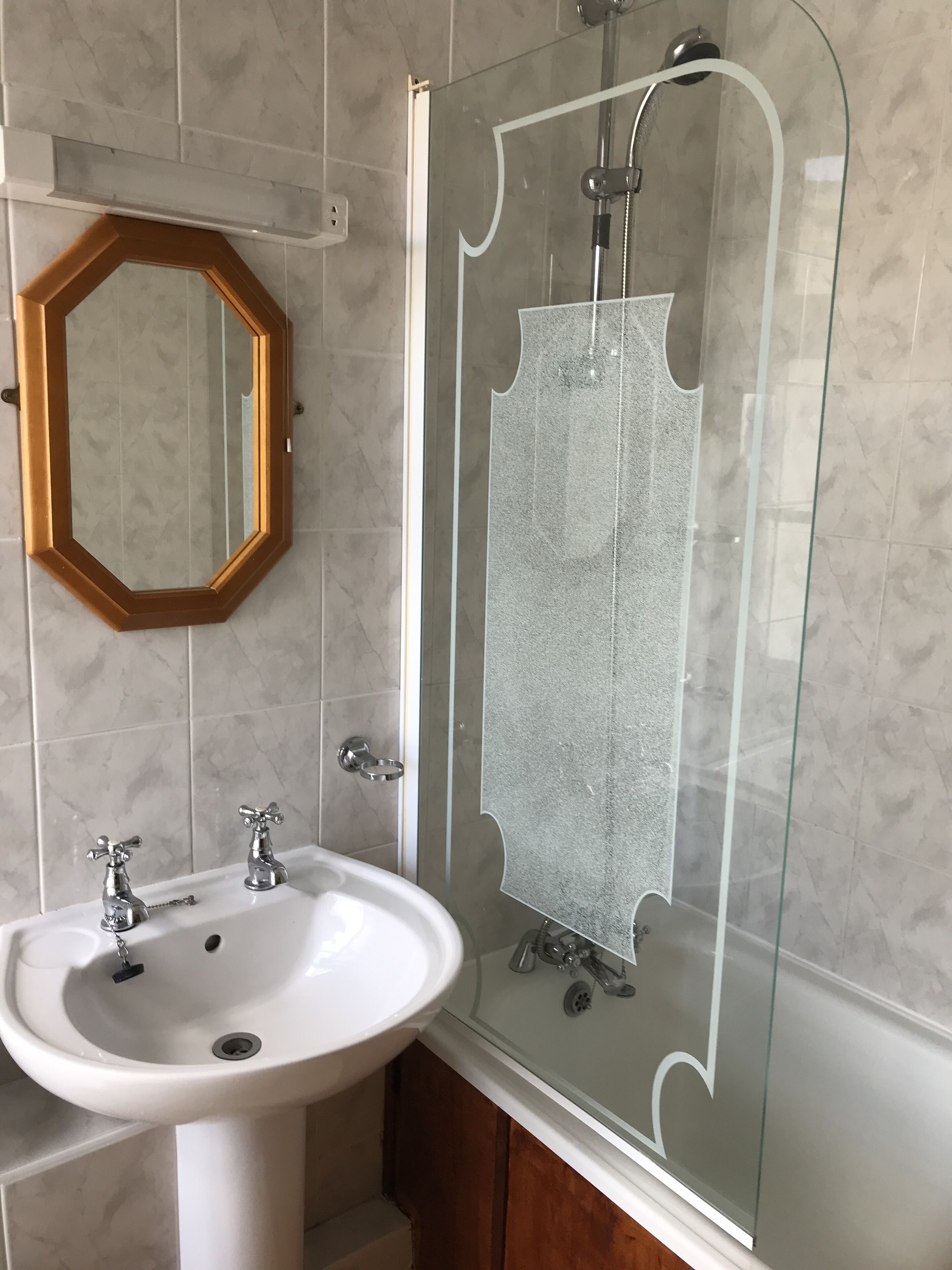 basic double room | bathroom | free toiletries, hair dryer, towels