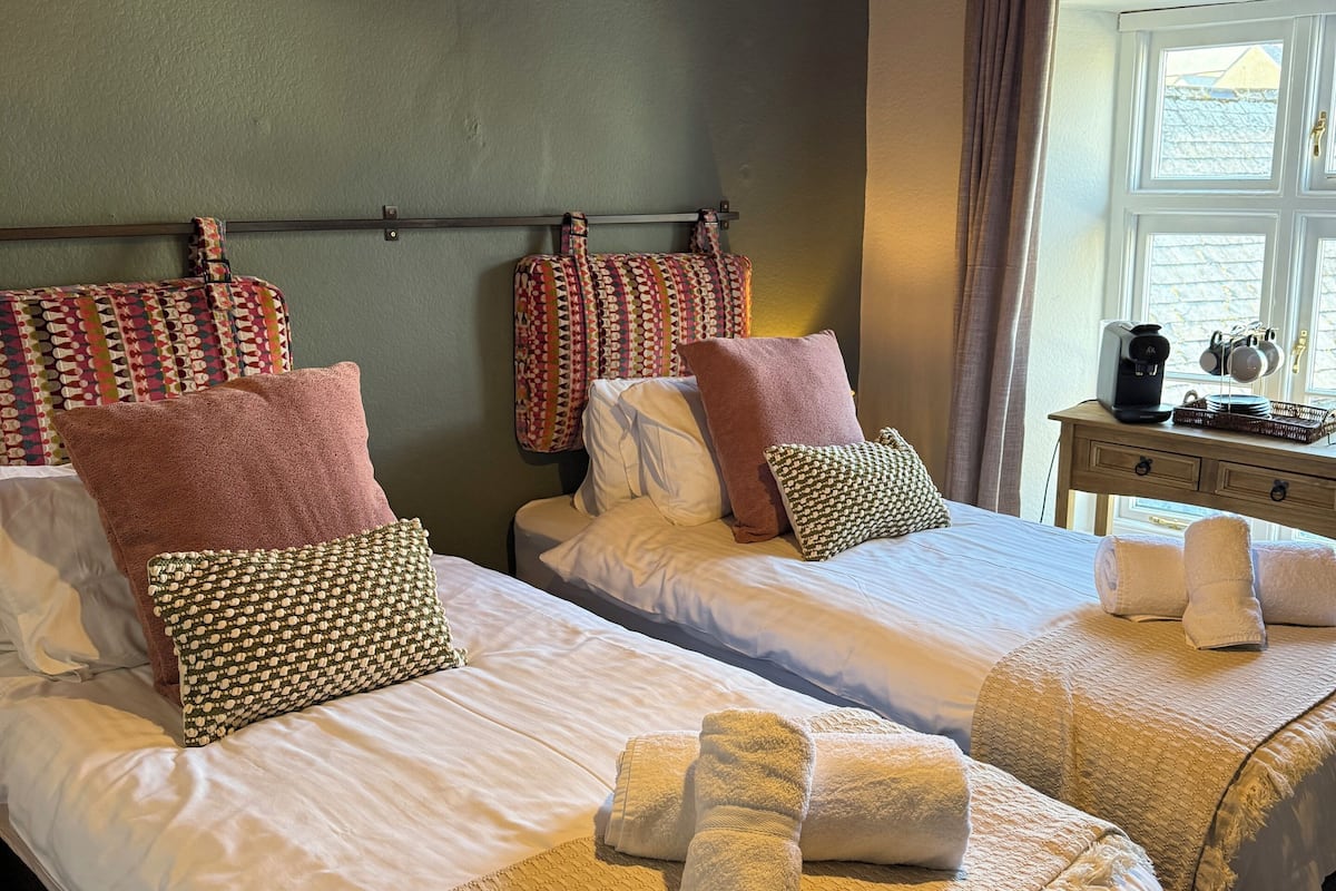 스탠다드 트윈룸 | 다리미/다리미판, 무료 WiFi, 침대 시트