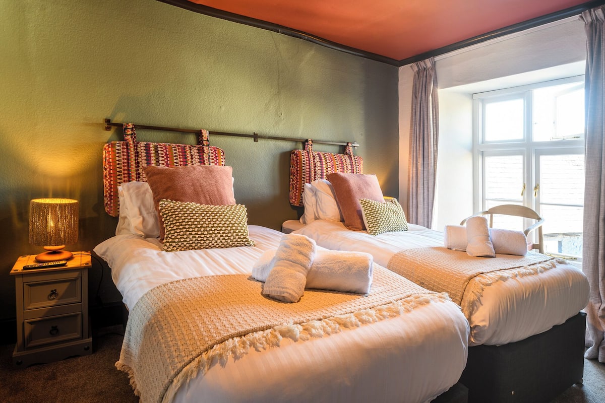 Standard Twin Room | Iron/ironing board, free WiFi, bed sheets