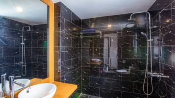 Doccia, set di cortesia gratuito, pantofole, bidet