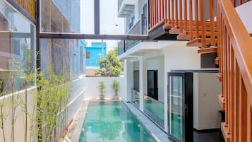 Hồ bơi ngoài trời