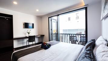 Habitación Deluxe | Ropa de cama de alta calidad, minibar, escritorio y cortinas blackout