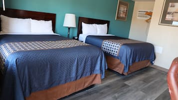 Escritorio, tabla de planchar con plancha, wifi gratis y ropa de cama