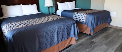 Zimmer, 2 Queen-Betten, Nichtraucher | Schreibtisch, Bügeleisen/Bügelbrett, kostenloses WLAN, Bettwäsche