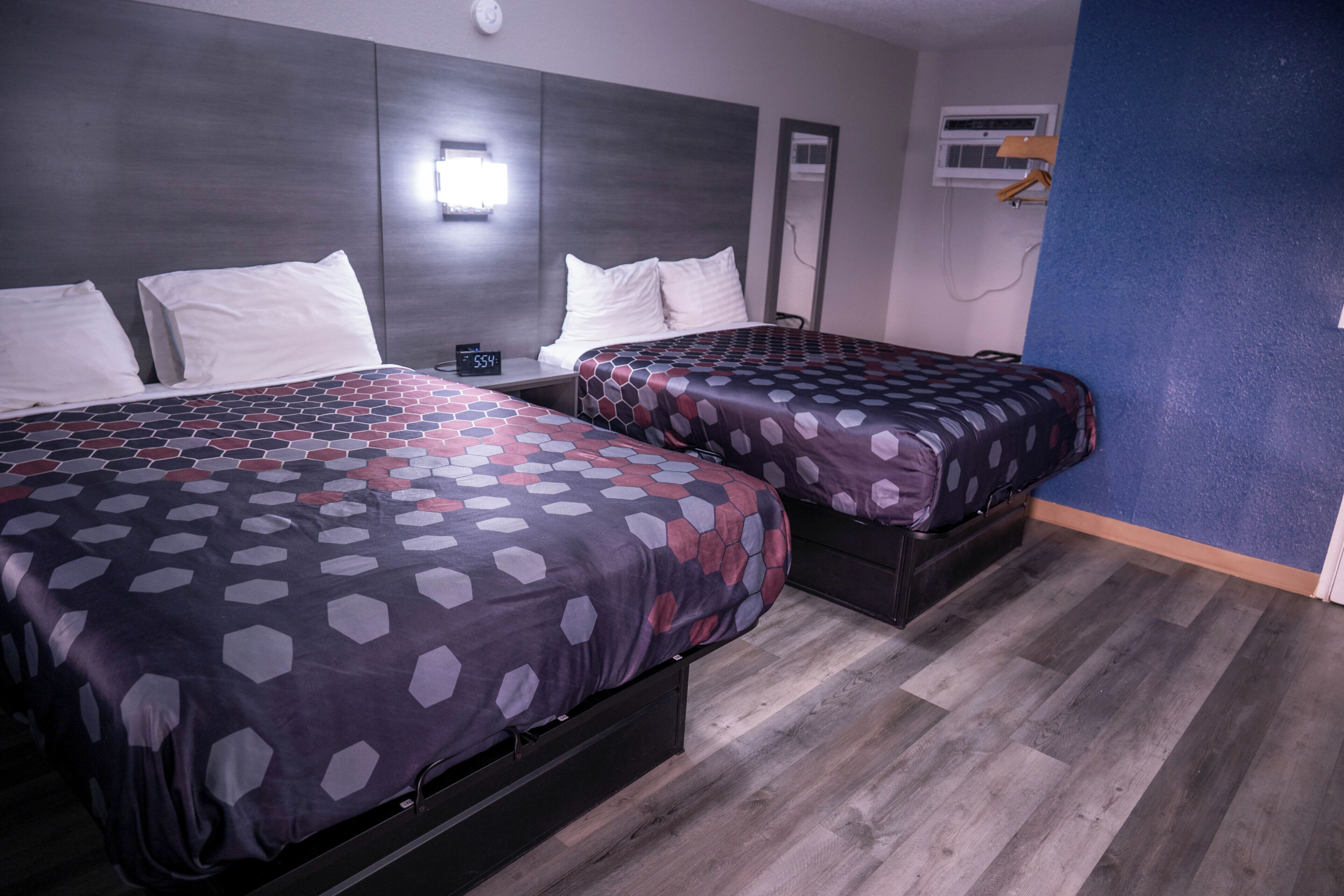 Escritorio, tabla de planchar con plancha, wifi gratis y ropa de cama 