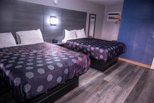 Escritorio, tabla de planchar con plancha, wifi gratis y ropa de cama