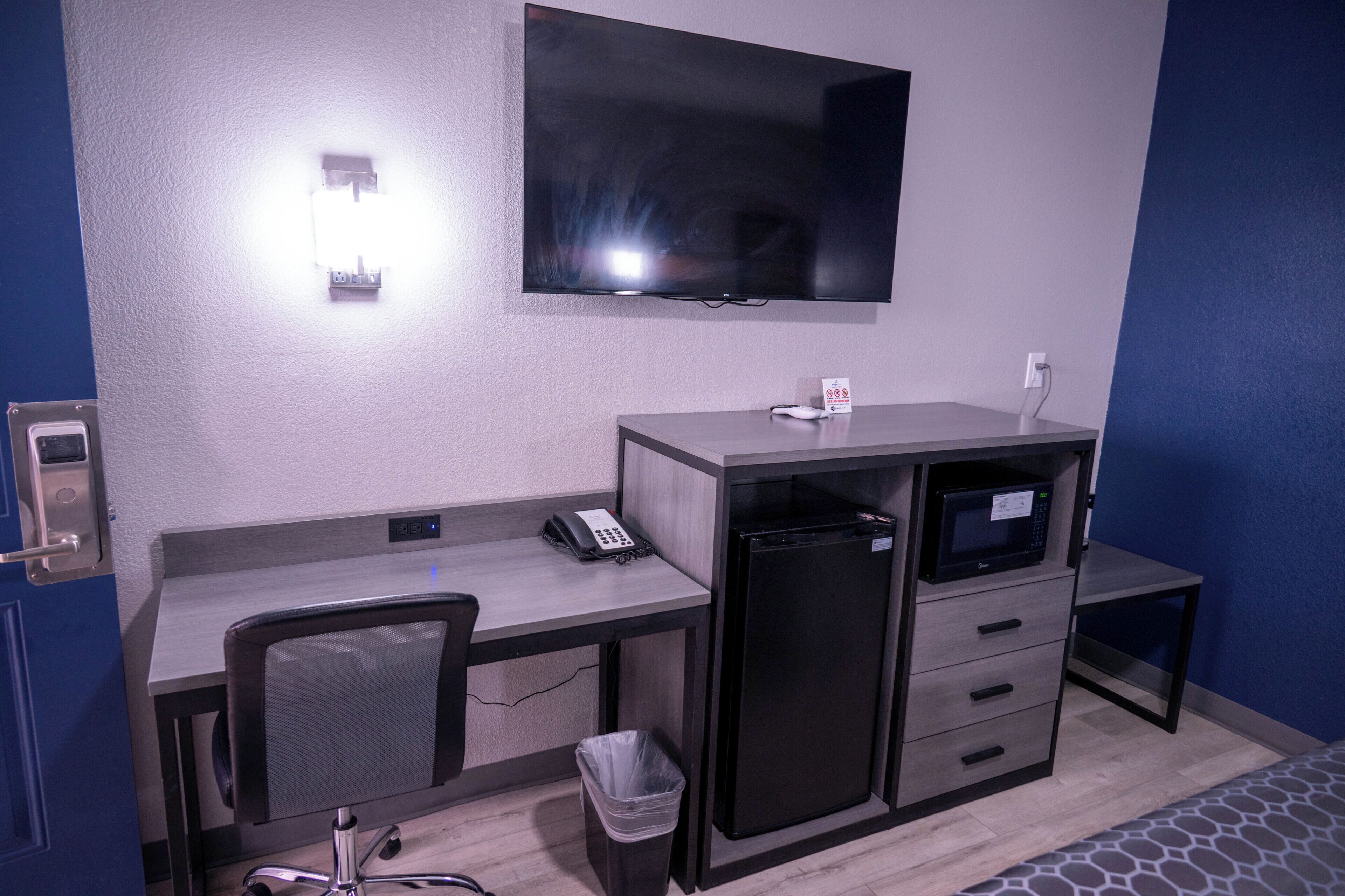 Basic Room, 1 King Bed, Non Smoking, Mountain View | Desk, iron/ironing board, WiFi (free), bed sheets