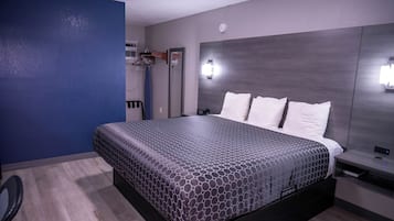 Rom – basic, 1 kingsize-seng, ikke-røyk, fjellutsikt | Skrivebord, strykejern/-brett, wi-fi (inkludert) og sengetøy
