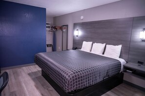 Basic Room, 1 King Bed, Non Smoking, Mountain View