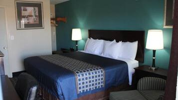 Escritorio, tabla de planchar con plancha, wifi gratis y ropa de cama