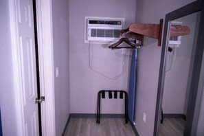 Habitación, 2 camas Queen size, para no fumadores | Escritorio, tabla de planchar con plancha, wifi gratis y ropa de cama 