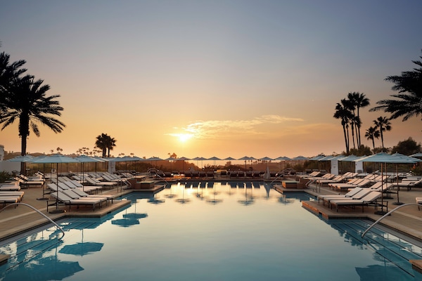 3 kolam renang outdoor, dengan cabana (dengan biaya tambahan)