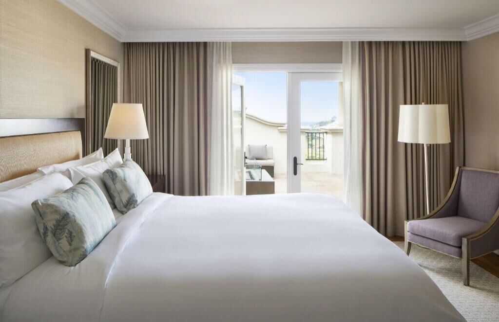 Premium bedding, down comforters, minibar, in-room safe