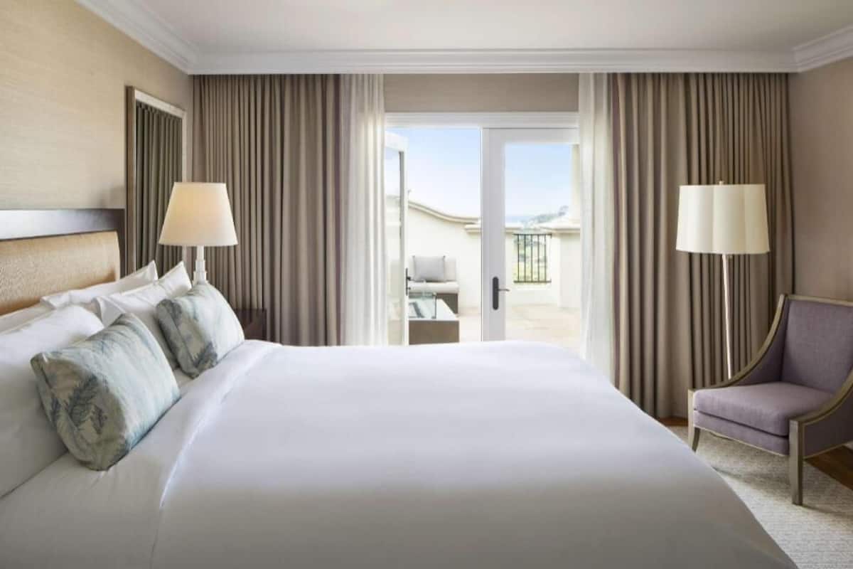 Premium bedding, down comforters, minibar, in-room safe