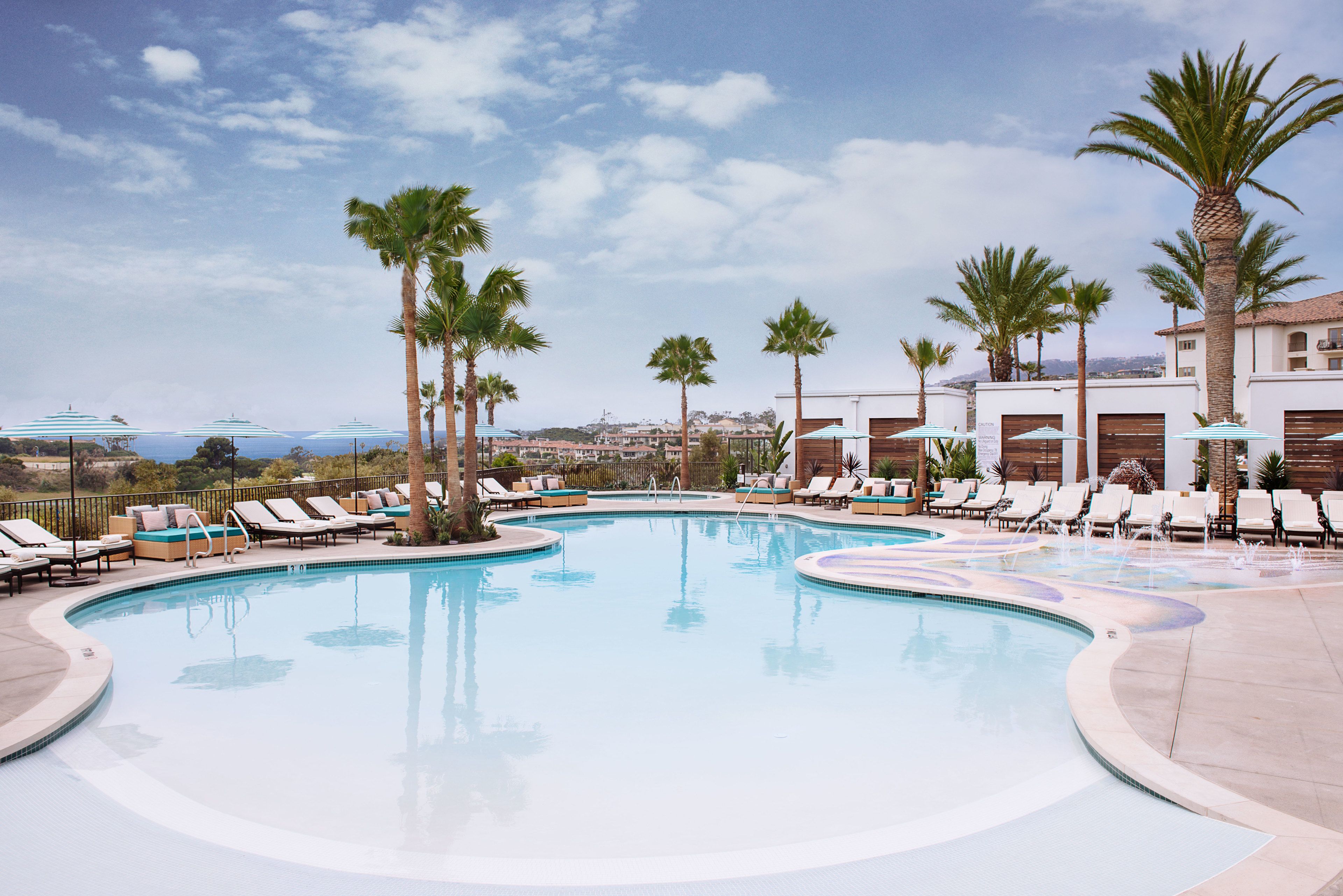 3 من حمّامات السباحة الخارجية، كبائن (بتكلفة إضافية)