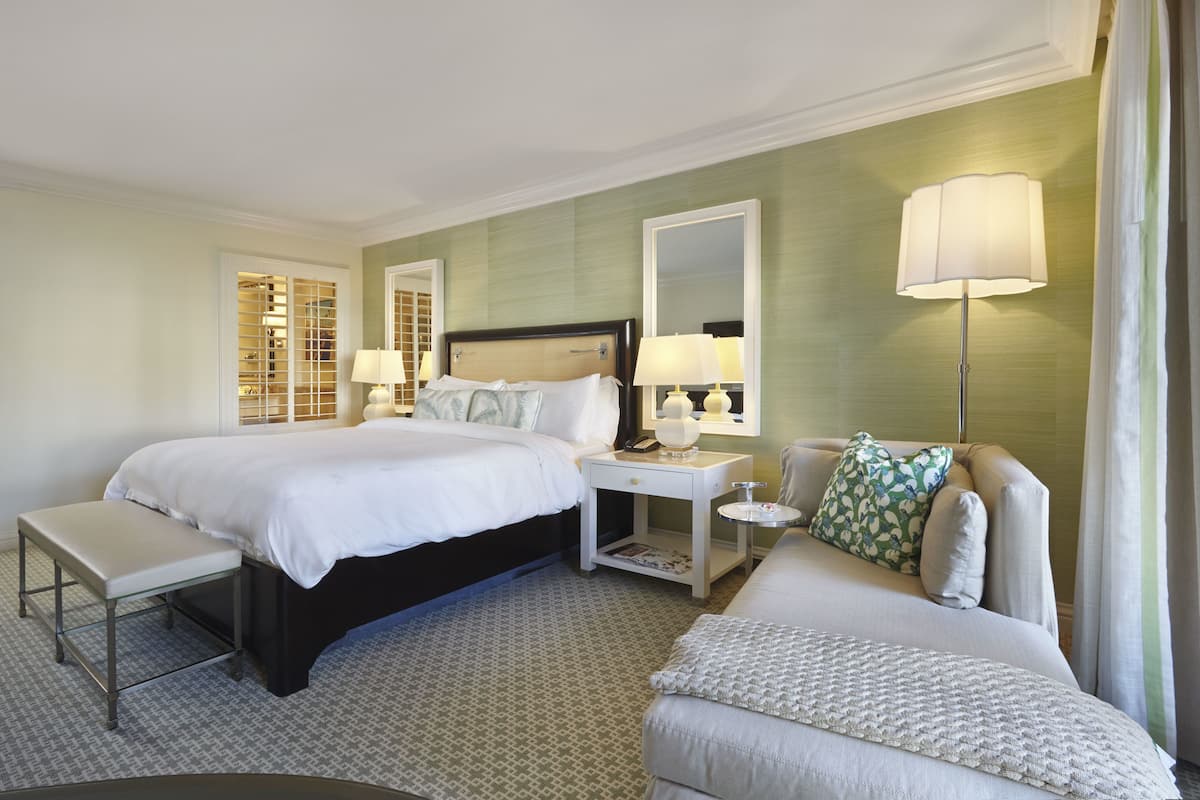 Premium bedding, down comforters, minibar, in-room safe