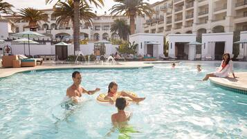 3 udendørs pools, hytter (tillægsgebyr), parasoller
