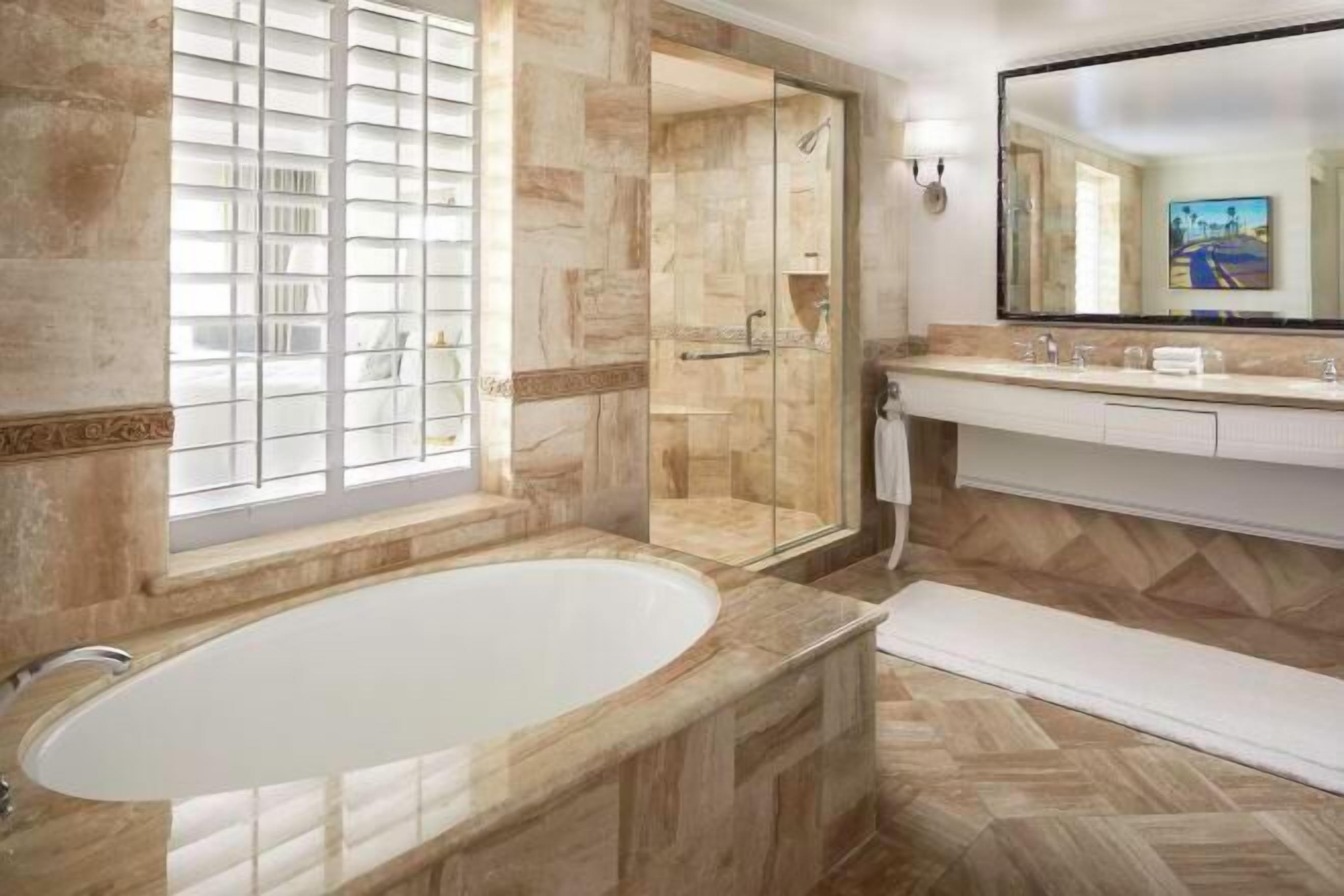 Een aparte badkuip en douche, een diep bad, designer toiletartikelen