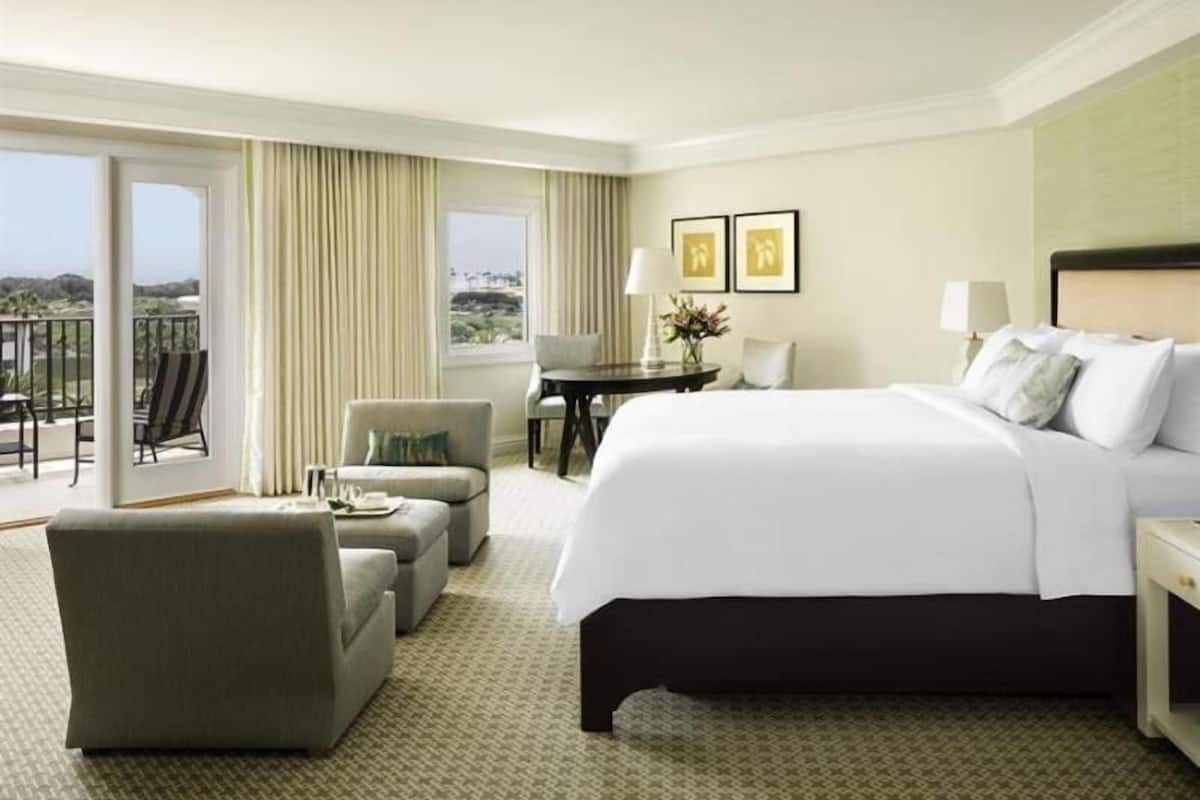 Premium bedding, down comforters, minibar, in-room safe