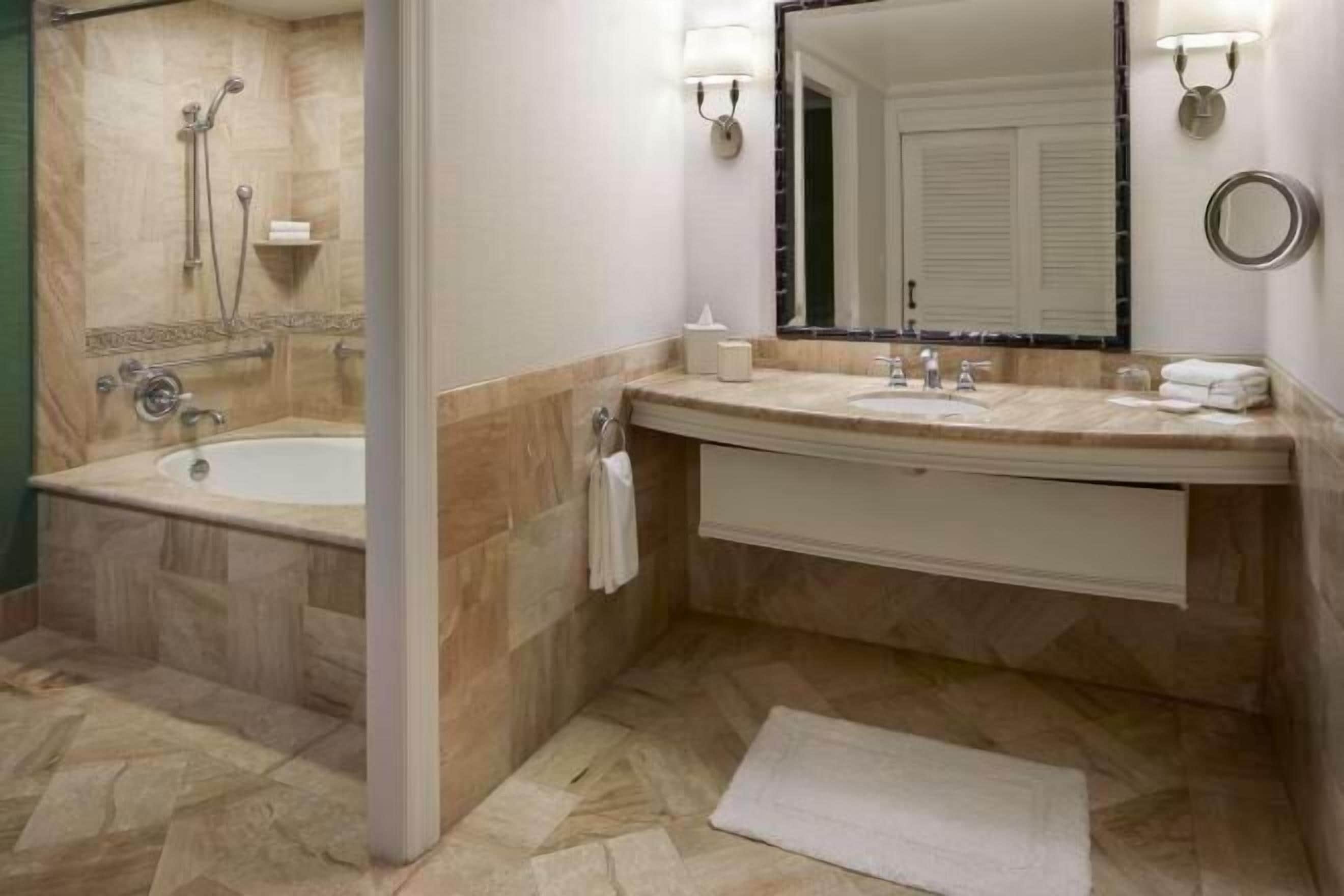 Badkamer | Een aparte badkuip en douche, een diep bad, designer toiletartikelen