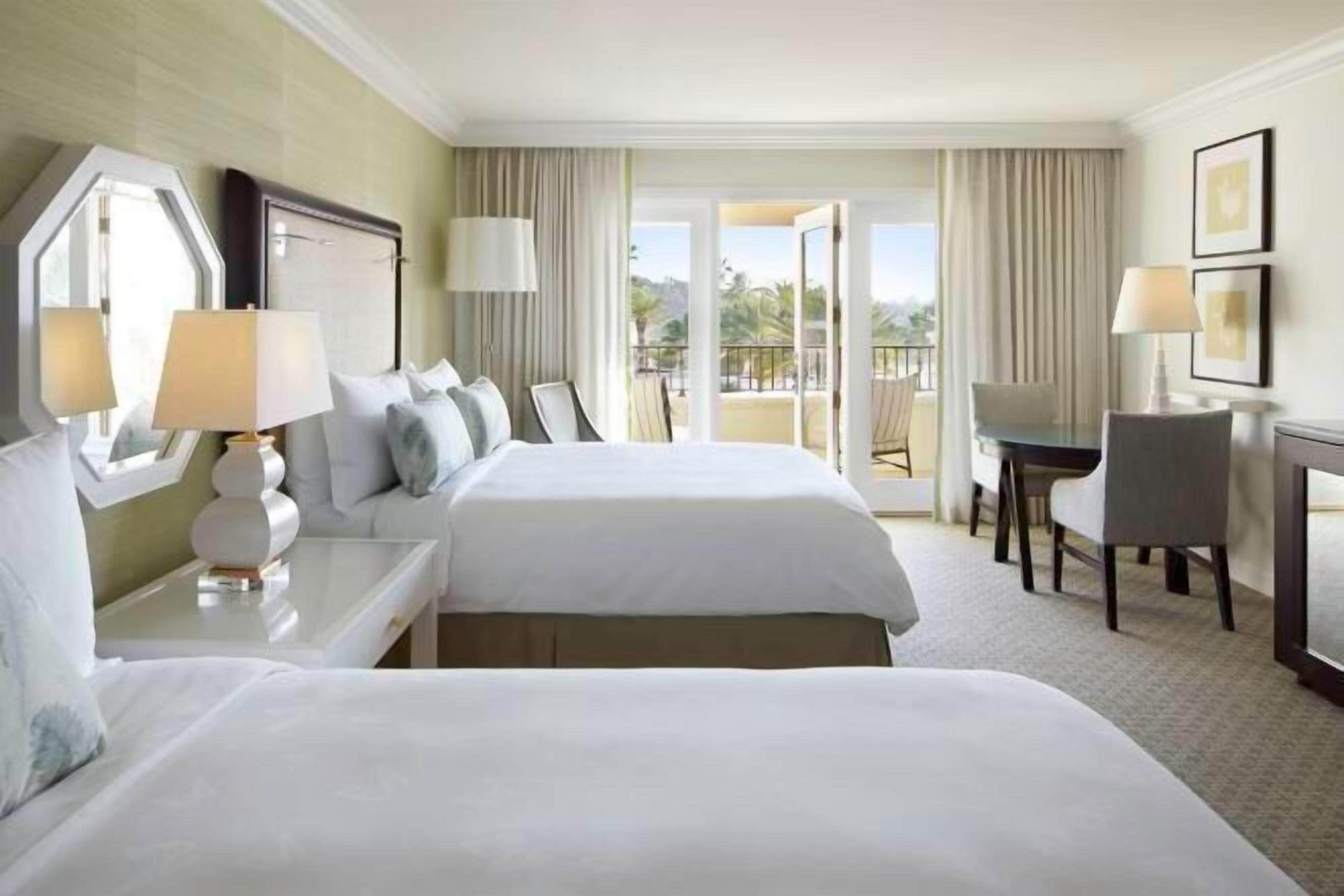 Luxe beddengoed, donsdekens, een minibar, een kluis op de kamer