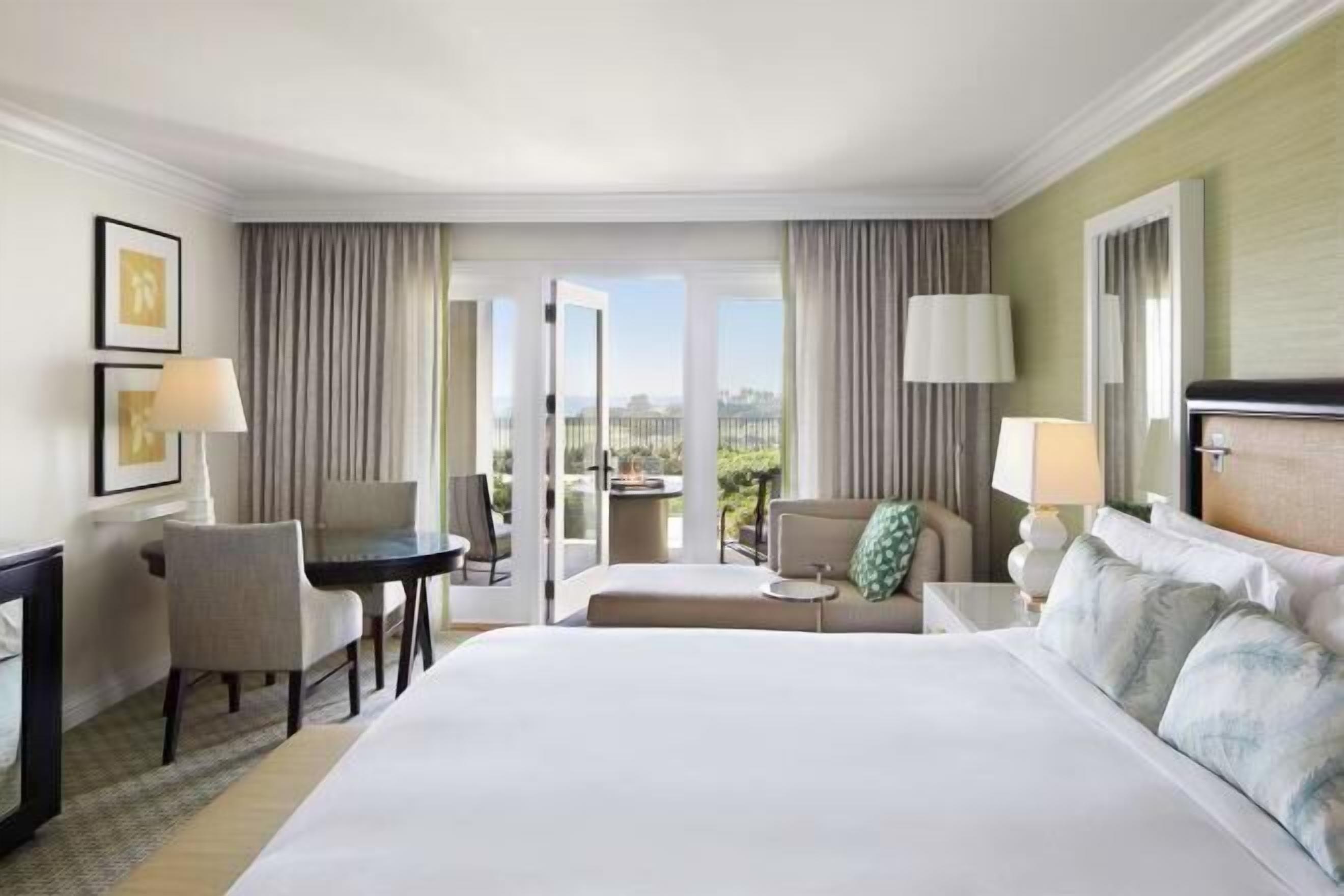 Luxe beddengoed, donsdekens, een minibar, een kluis op de kamer